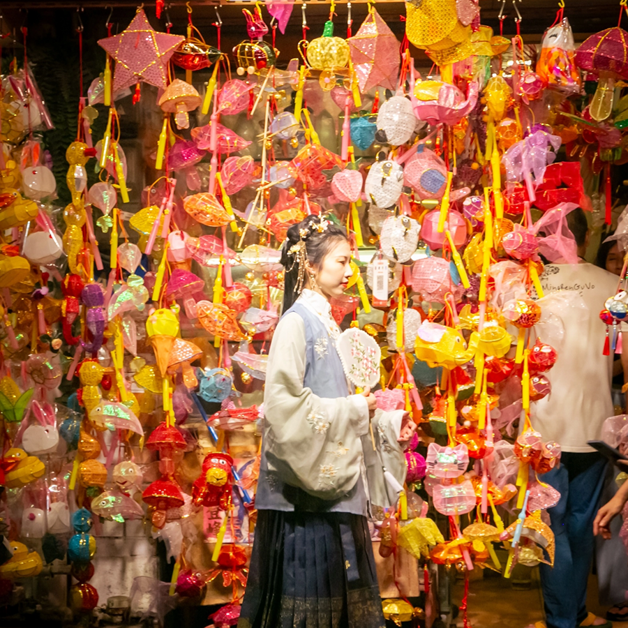 Lanterns light up festive atmosphere in Yuexiu