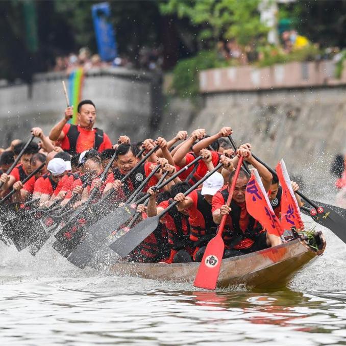 Guangzhou holds dragon boat race to celebrate upcoming Dragon Boat Festival