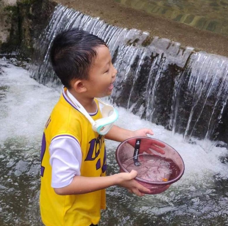 Enjoy water splashing festival in Guangzhou