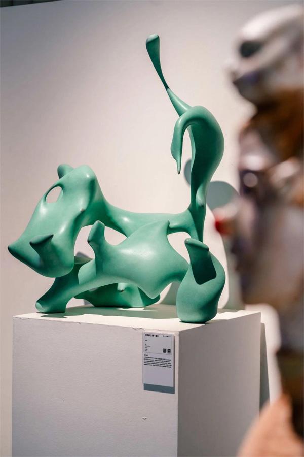 Explore fine sculpture works at Tianhe park