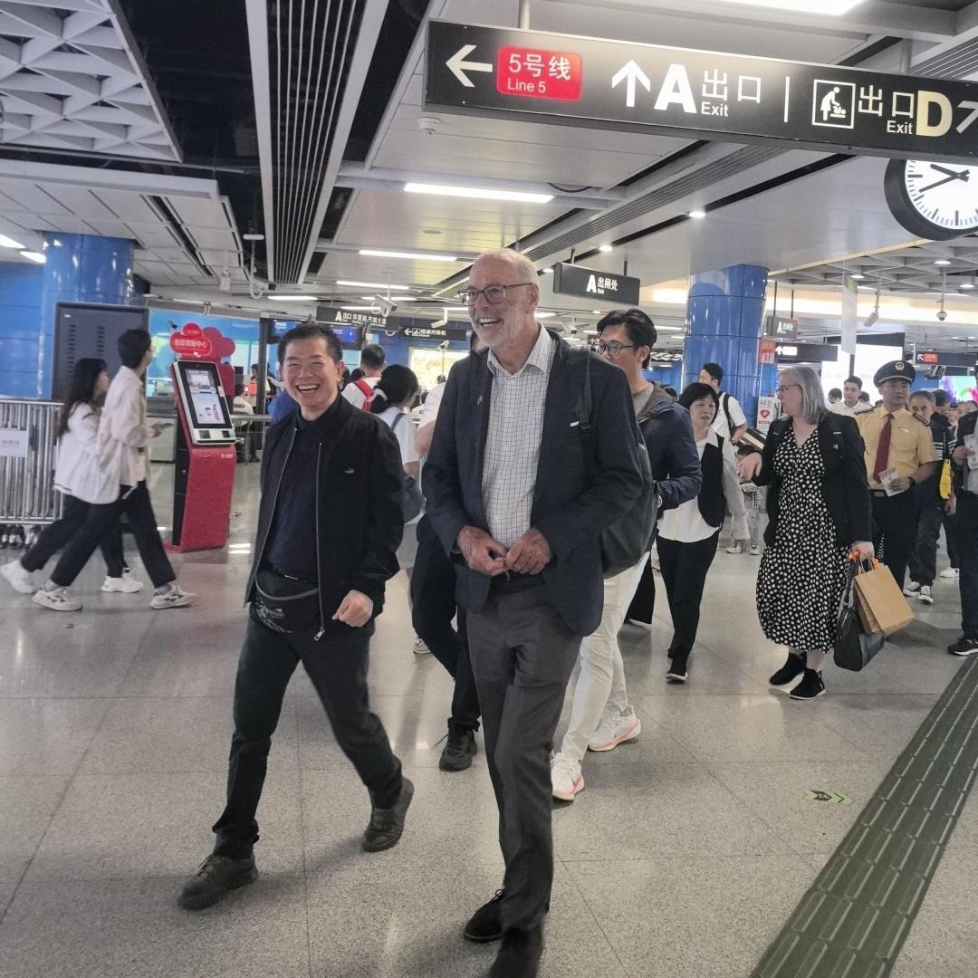 Auckland mayor takes Guangzhou Metro during visit to Guangzhou