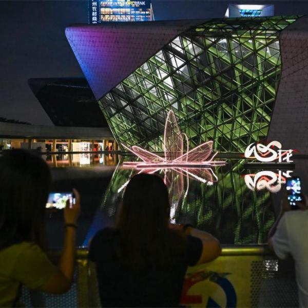 Light show dazzles Guangzhou