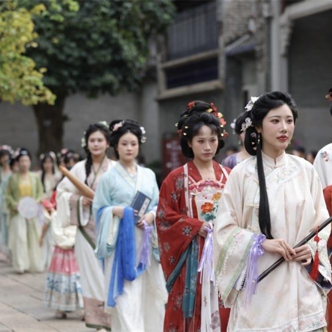 Video & pics | Hanfu enthusiasts parade at Guangzhou's ancient garden