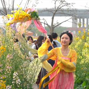 Rapeseed flowers in Nansha's park draw big crowds