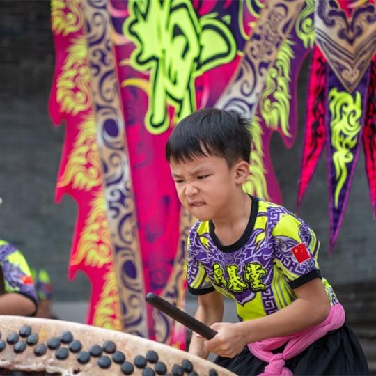 7-year-old Guangzhou boy learns lion dance
