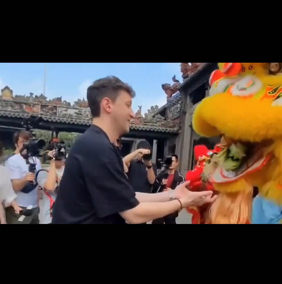 US donor of Japanese war crime photos immerses in lion dance culture in GZ