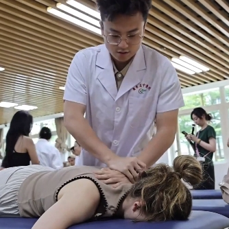 German students amazed by TCM therapies in Guangzhou