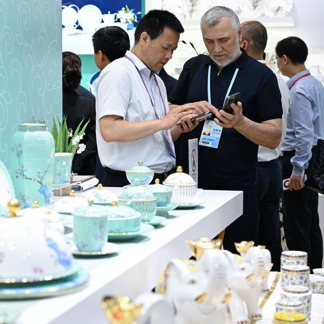 137th Canton Fair draws over 220,000 overseas buyers