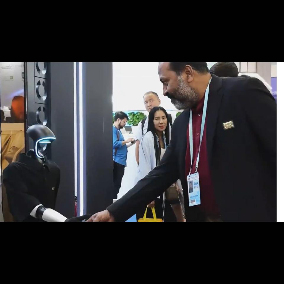 Canton Fair丨Global buyers immersing in smart tech & lifestyle products